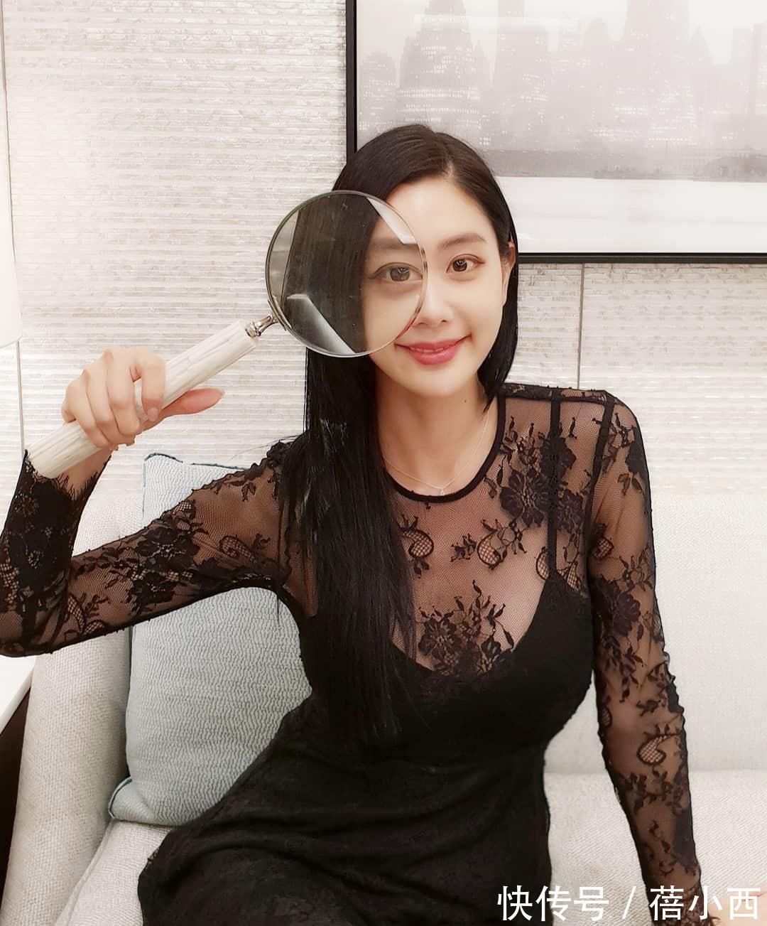 美眉|克拉拉真是“亚洲第一美女”,连土味白色紧身裙,都穿出了高级感