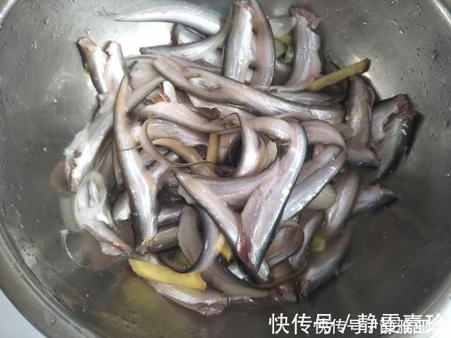 面粉|干炸小黄鱼，怎样才能又酥又香？不加面粉炸鱼，又酥又好吃