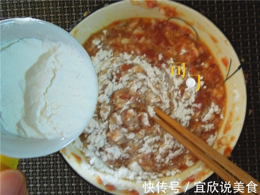秋天又可以大口吃肉了，干炸丸子做起来，一口一个，外焦里嫩