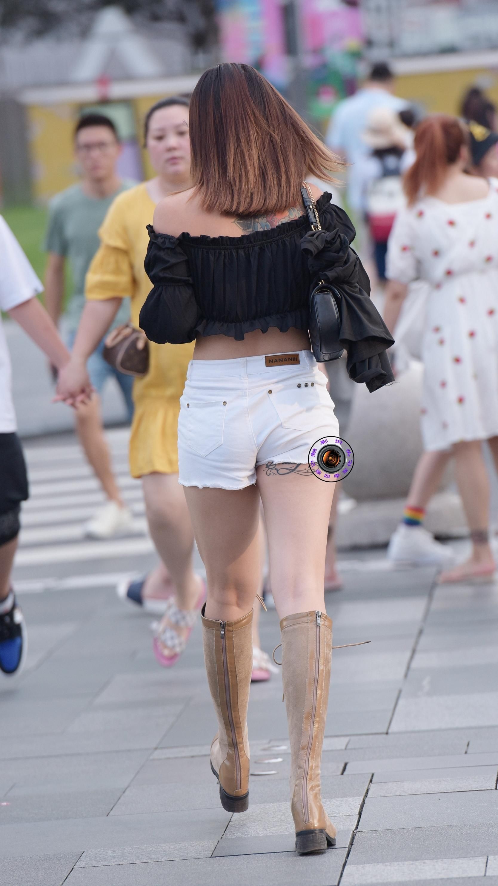 时尚|早秋时节,美女用短裤搭配高筒靴,打造大长腿、时髦又洋气