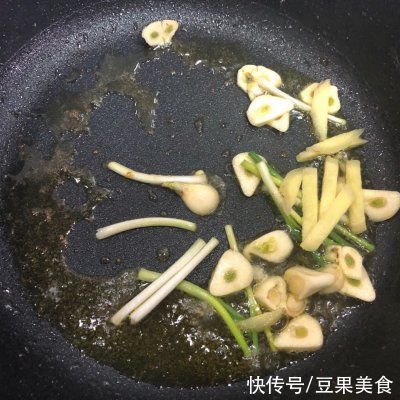 这道年夜饭必备家常红烧鲫鱼简单快手，超下饭