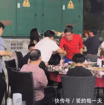 网友偶遇霍思燕杜江冲浪,嗯哼赤脚玩,粉丝被问小女孩说“三不”