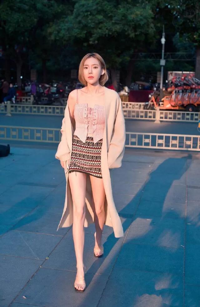 街拍小姐姐面带笑容，苗条的身材，脸上洋溢着青春的气息