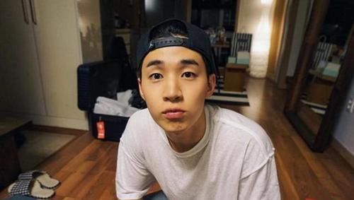 刘宪华公开自己加拿大的家,沙发配个卡通坐垫,生活有点太寒酸了