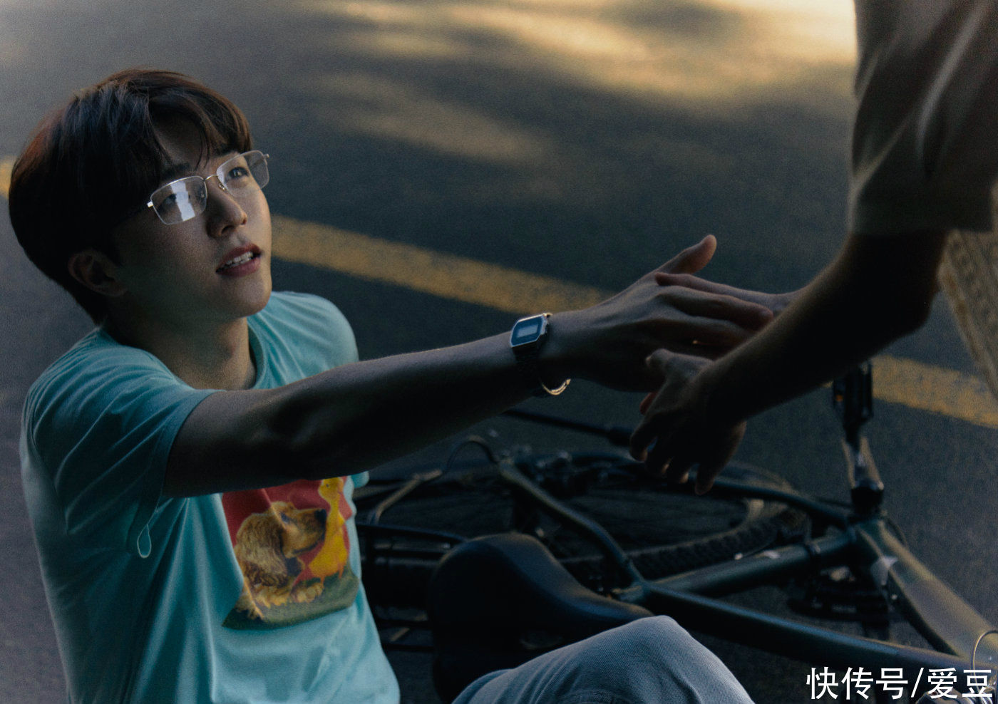 陈立农|210806 环球音乐发布陈立农全新单曲讯息 文章里掉落三张MV拍摄现场花絮照