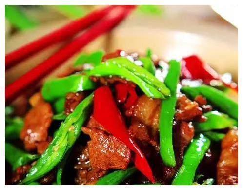 请朋友来家里吃饭，妈妈做几道美味家常菜招待，朋友说下次还想来