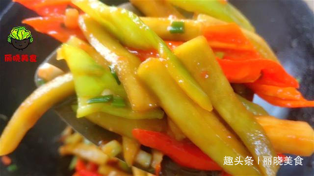 现在才知道，炒茄子不能先放油，大厨教你一招，出锅不发黑不吸油