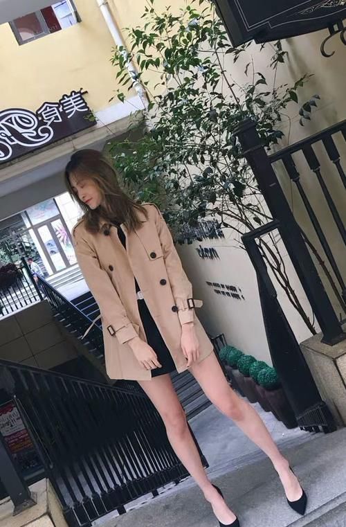 短裙|美女米色风衣短裙叠穿,搭配高跟鞋,展现迷人性感!