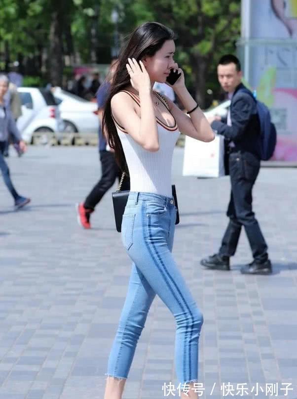 街头范 蓝色牛仔裤搭配修身白色背心,青春活力感十足,很有街头范