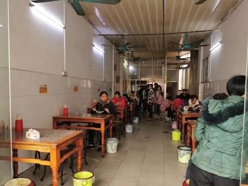 广西一家传承了五代人的牛腩粉店，24小时营业，一天能卖出1000碗