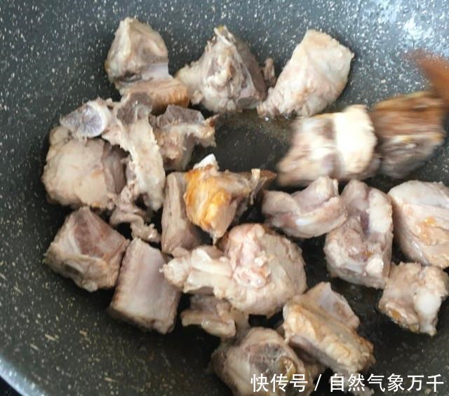 酸豆角烧排骨，香气扑鼻，一点都不油腻！