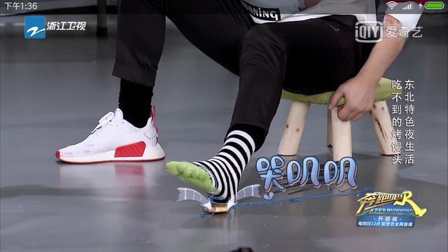 李晨饅頭片掉在地上,有人注意鄭凱現(xiàn)場的反應嗎很真實!