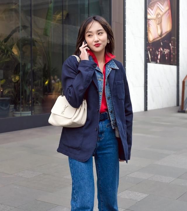 非常的显精神还更加的减龄，牛仔裤轻松的穿出时尚达人气质