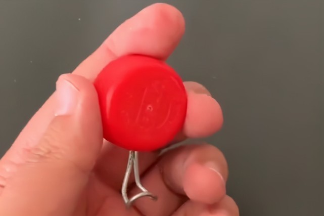 铁丝|塑料瓶盖上穿1根铁丝,解决了困扰大家的难题,做10个都不够用