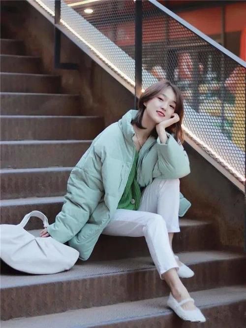  轻松|羽绒服里边穿什么？这几个搭配思路，时髦显气质，轻松摆脱臃肿感