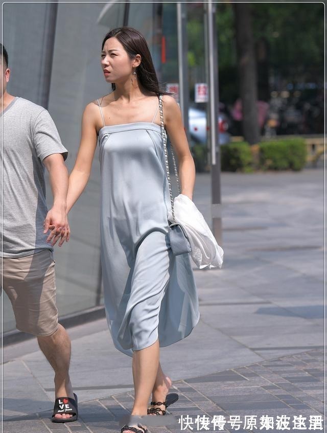 下垂感|天蓝色的丝绸吊带连衣裙，轻松脱掉，质感十足