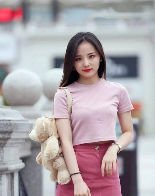  皮裙|白色抹胸搭配黑色小皮裙，把好身材展示出来，非常独特有气质