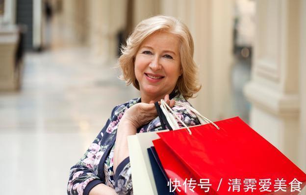 |农民工带儿子买玩具,钱不够被笑话,老人说的话,让老板羞愧