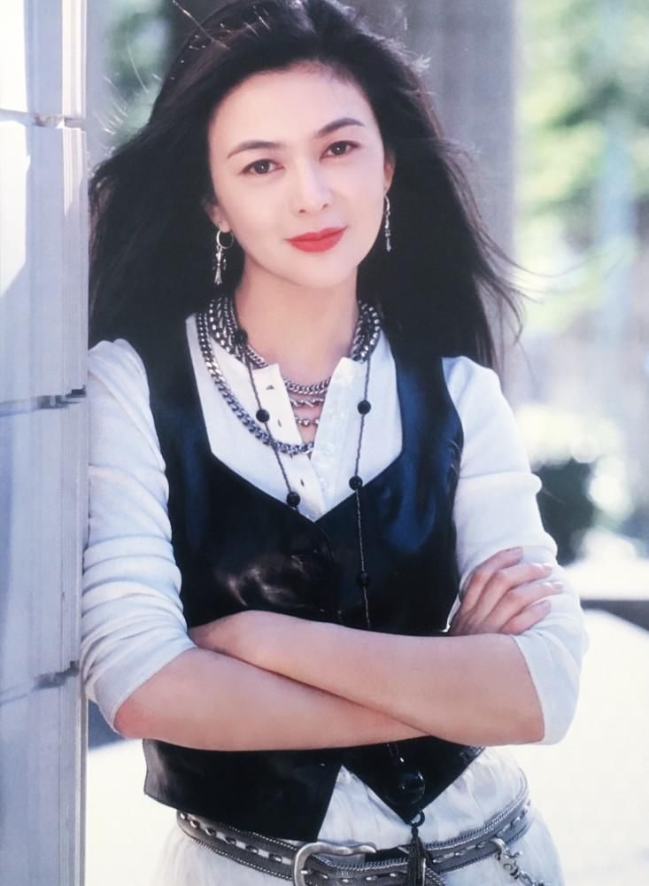 肤白|美人旧照：关之琳皮衣搭配白裙，肤白貌美高挑苗条，细长“漫画腿”真绝