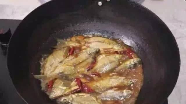 鲜嫩|我家的鱼从来不炖，而是这样做，鱼肉鲜嫩又入味，就连鱼骨都吃掉