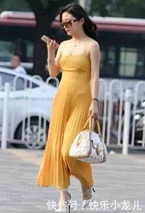 脚上踩着高跟鞋,高级又有优雅的味道