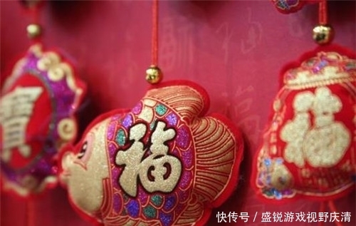 胡志明上台后废除汉字,春联书写也改为字母,但这个汉字却改不了