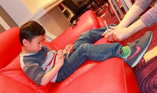 差距|“天天玩手机”的孩子,和“从不玩手机”的孩子,差距一眼能分辨