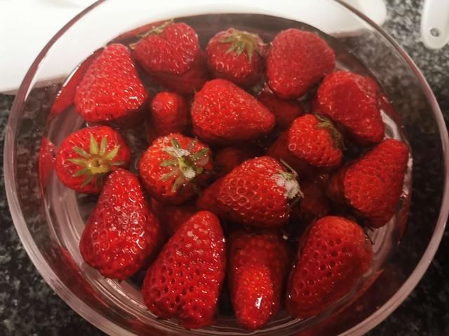  孩子在家吵着吃蛋糕，无奈之下自己动手给孩子做，孩子吃了一半