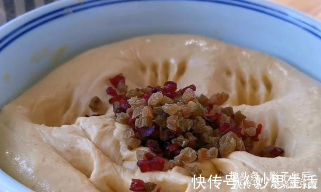 面粉里加2个橘子,不用揉面,不烤也不烙,筷子一搅,营养又解馋