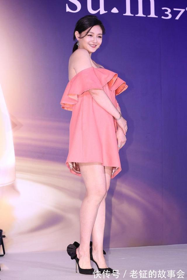 一字领 大S生娃后终于“扮嫩”成功,粉色一字肩连衣裙好少女,年轻20岁