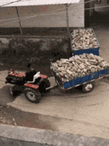 |搞笑动图:把妹子的小脸放手掌上捏一捏!