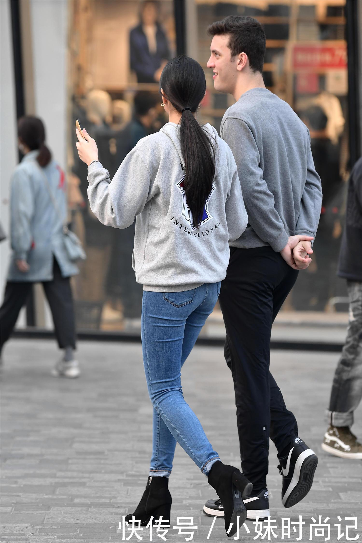 街拍:穿着紧身牛仔裤的姑娘,都是对自己身材非常自信,搭配出气质美