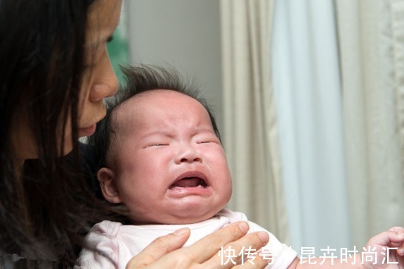 脾胃|这4个动作一出现,是宝宝在告诉你“我吃饱了”,再喂会伤脾胃