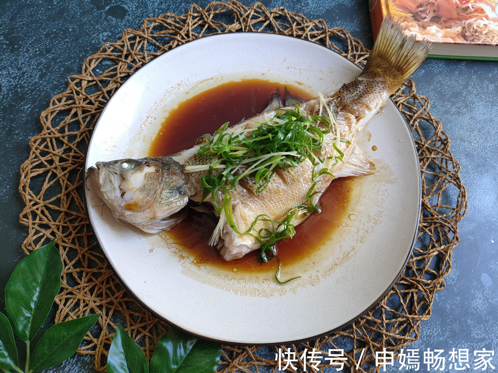 做清蒸鱼时，记住“2不放2窍门”，鱼肉鲜嫩无腥味，越吃越香