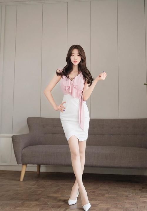 这么好看的粉色吊带衫，不给自己来一件吗