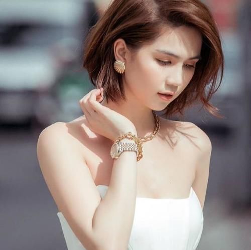 黄色调 美女穿搭:时尚达人的风采, 白皙肤色才是吸引人啊