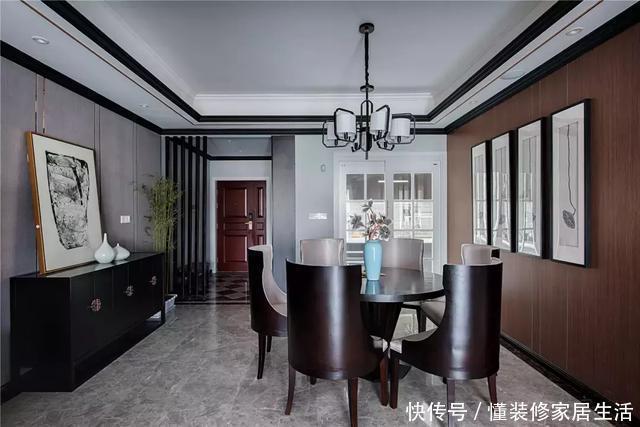 新中式|128㎡新中式装修,客厅搭配黑色皮沙发,既时尚又上档次