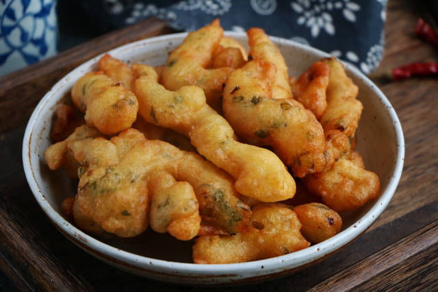 早餐别吃油条了,教你懒人吃法,手不碰面,一挤就出锅,又软又香