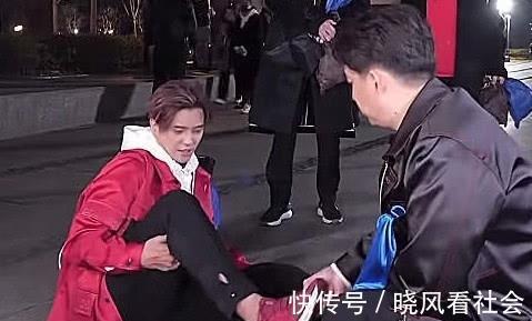 小猪哥|罗志祥不慎摔倒,只有1人蹲下扶他,谁注意到一旁张艺兴的表情?