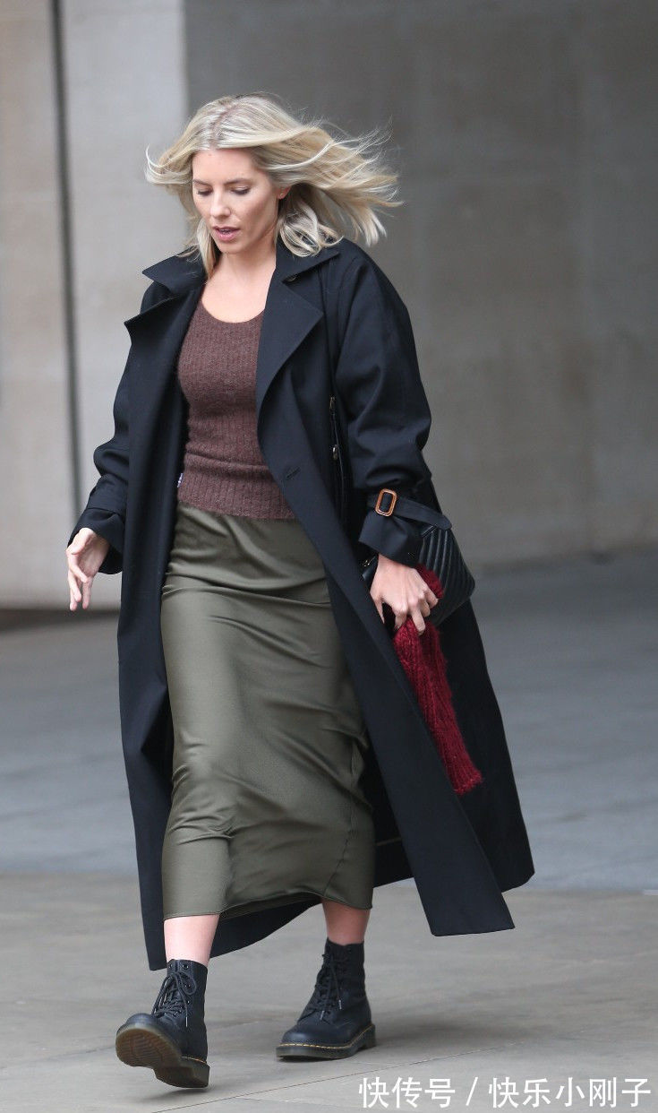 时髦 咖色针织衫搭配绿色半身裙,外搭黑色大衣,美到清新脱俗