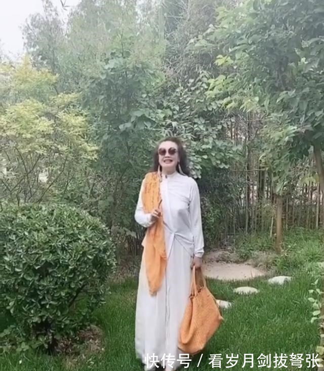 彩色 穿衣还是简单点好!大S婆婆平时下厨挺时髦,名媛聚会却用力过猛!
