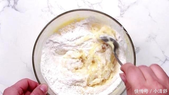 极简版土豆饼做法,面粉土豆加个蛋,煎一煎就出锅