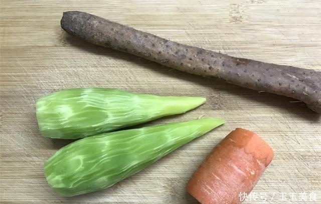 5分钟快手菜,三样素菜放一起,简单一炒,比大鱼大肉还好吃!