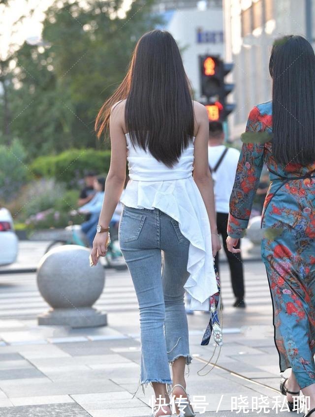 高跟鞋|白色上衣搭配浅色牛仔裤,甜美可爱,时尚不过时