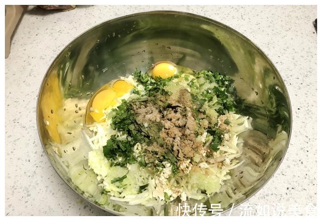 炸萝卜丸子，直接用面粉就错了，多加这3样，丸子外焦里嫩不吸油