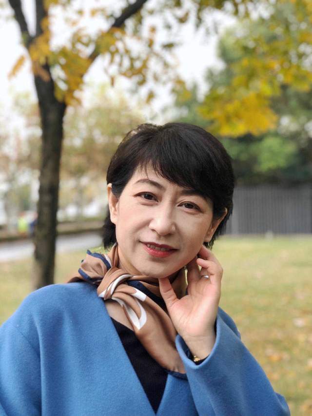 外套|40岁也能穿出高级感,蓝色外套搭配半身裙,最体面的中年女性穿搭