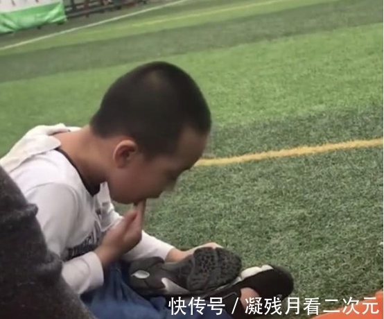 小学生|小学生擦耐克鞋，姿势一看就是老司机，网友：你该穿AJ的