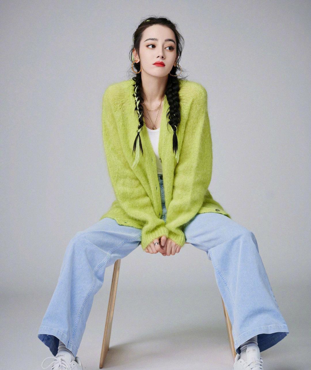 洋气|迪丽热巴扎麻花辫真洋气,绿色开衫配阔腿牛仔裤,女神范儿十足