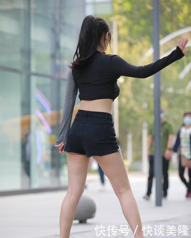 好看|想要把短裤穿好,必须要会配鞋子,笔直纤细的美腿才能展现出来