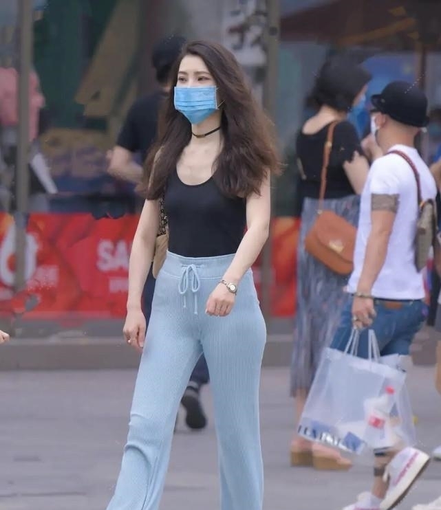 时尚 时尚:别再“露脚踝”了,如今流行“铅笔裤”,青春时尚又显高!